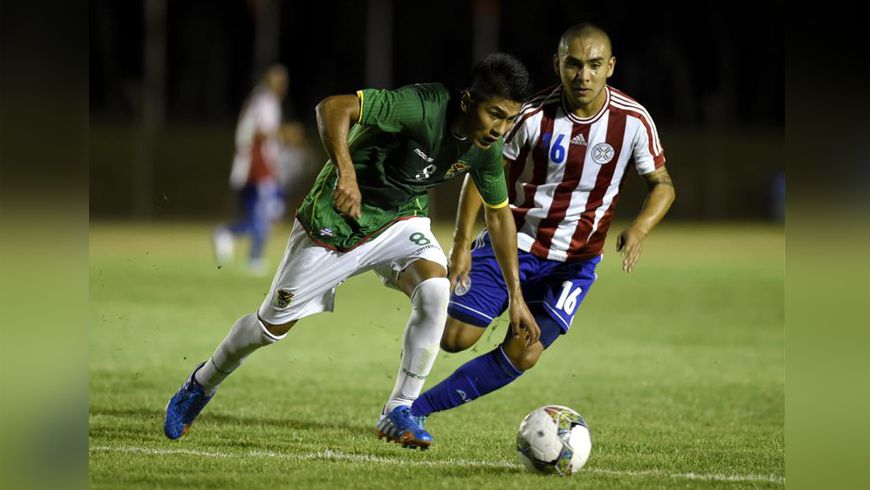 Argentina apabulla a Ecuador y Paraguay gana con apuros a Bolivia 2 Erwin Saavedra (d), de Bolivia, fue registrado este miércoles al disputar un balón con Roque Guachire (i), de Paraguay. EFE