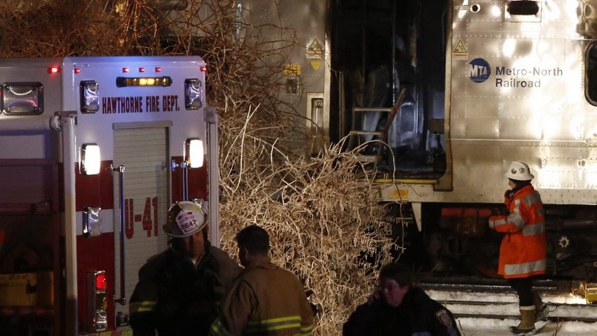 Bomberos trabajan en el lugar del accidente entre un tren Metro-North Railroad y un vehículo en Valhalla (EE.UU.). EFE