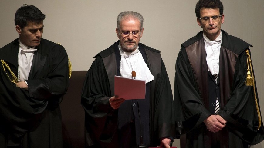 Los jueces del tribunal de Grosseto leen la sentencia al excapitán Francesco Schettino en Groseeto, Italia hoy 11 de febrero de 2015. EFE