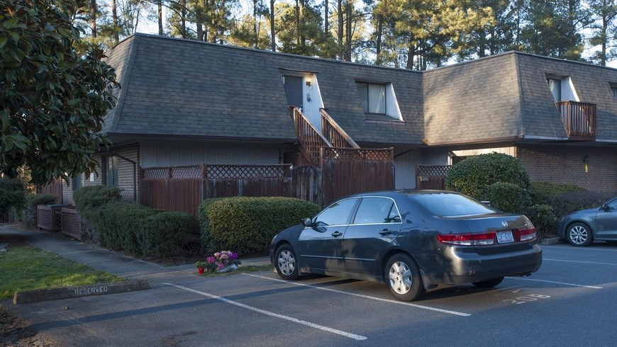 Fotografía de un ramo de flores en el lugar donde vivían los estudiantes asesinados Deah Shaddy Barakat, Yusor Mohammad Abu-Salha y Razan Mohammad Abu-Salha, el pasado 11 de febrero, en Chapel Hill (EE.UU.). EFE