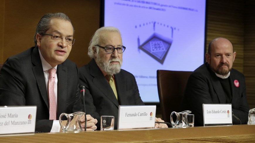 El embajador de Colombia en España, Fernando Carrillo Flórez (i), el presidente de la Institución Ferial de Madrid (IFEMA), Luis Eduardo Cortés (c), y el director de ARCO, Carlos Urroz (d), durante la presentación de ARCOMadrid, el pasado 11 de febrero. EFE/Archivo