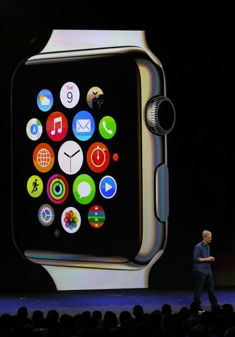 Apple sacará a la venta más de 5 millones de relojes inteligentes, según WSJ El consejero delegado de Apple, Tim Cook, habla sobre el primer reloj inteligente de la empresa, el Apple Watch, durante un acto de lanzamiento de productos Apple en el Flint Center de Cupertino, California (Estados Unidos). EFE/Archivo