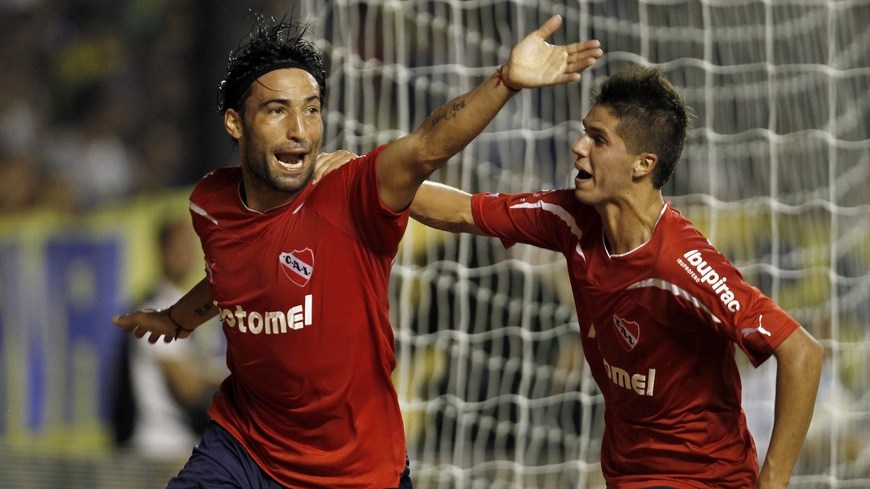 Ernesto Farías (i) celebrando un gol para Independiente de Argentina. EFE/Archivo