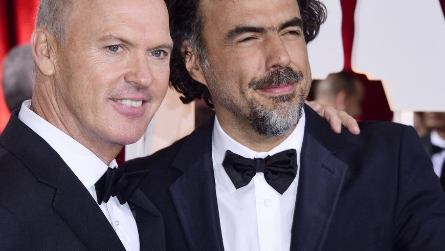 El director mexicano Alejandro Gonzalez Inarritu (d) y el actor estadounidense Michael Keaton (i) fueron registrados este domingo a su llegada a la alfombra roja que precede la edición 87 de la ceremonia de entrega de los Premios Óscar, en el teatro Dolby de Hollywood (California, EE.UU.). EFE