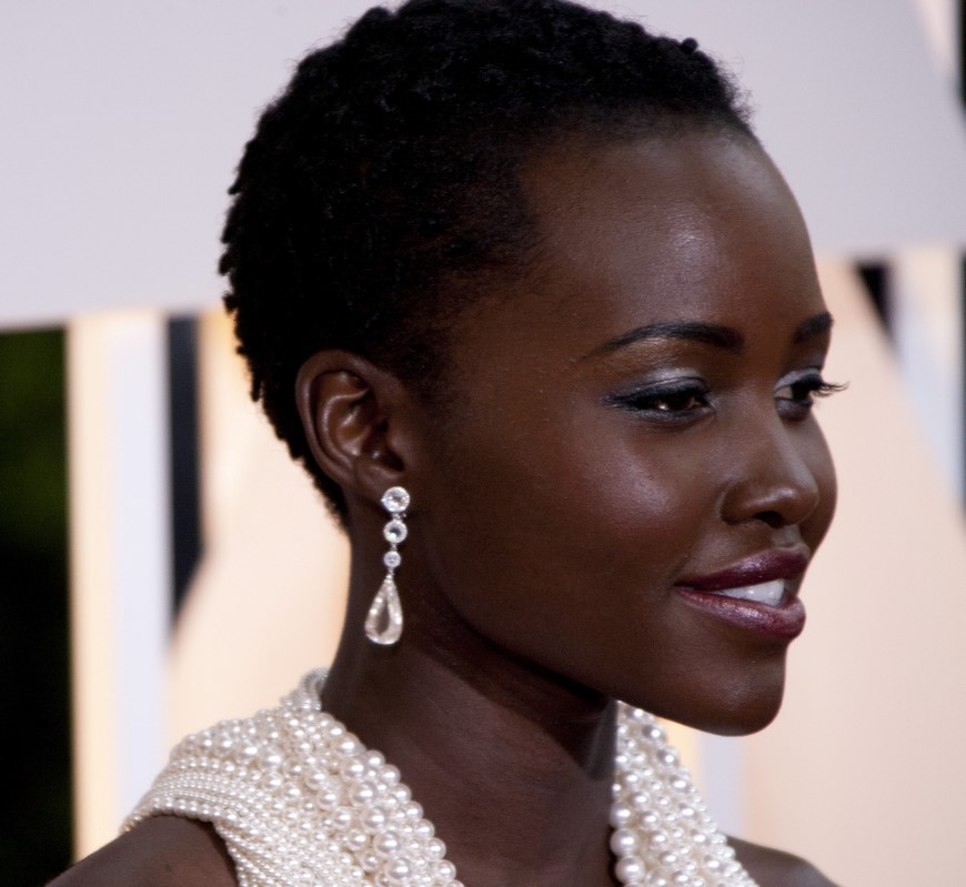 La actriz Lupita Nyong'o posa en la alfombra roja de la 87 edición de los Óscar en Los Ángeles, California EFE