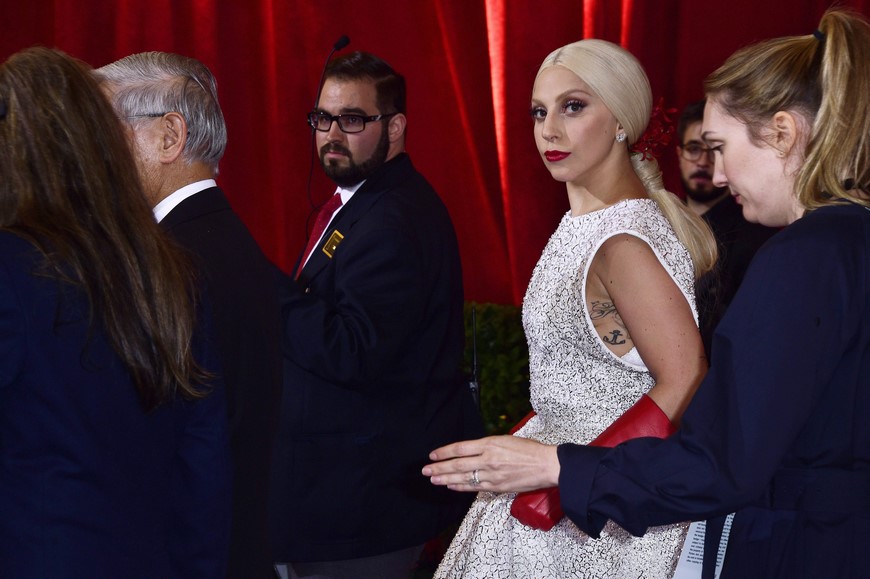 La cantante Lady Gaga (c)posa en la alfombra roja de la 87 edición de los Óscar en Los Ángeles, California. EFE