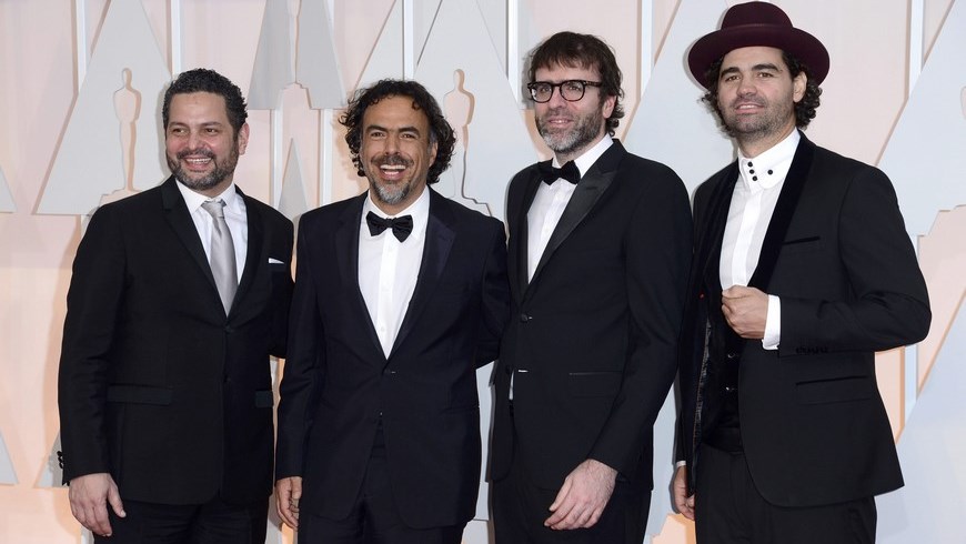 Imagen de Armando Bo (d), Nicolas Giacobone (2-d), Alejandro Gonzalez Iñarritu (2-i) y Alexander Dinelaris (i) a su llegada al teatro Dolby en Hollywood para la ceremonia de premiación de los Óscar. EFE