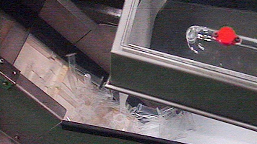 Vista del proceso de producción de las jeringuillas que fabrica la planta de la multinacional Becton Dikinson en Fraga (Huesca), un tipo de jeringuilla para la vacuna de la gripe A(H1N1). EFE/Archivo