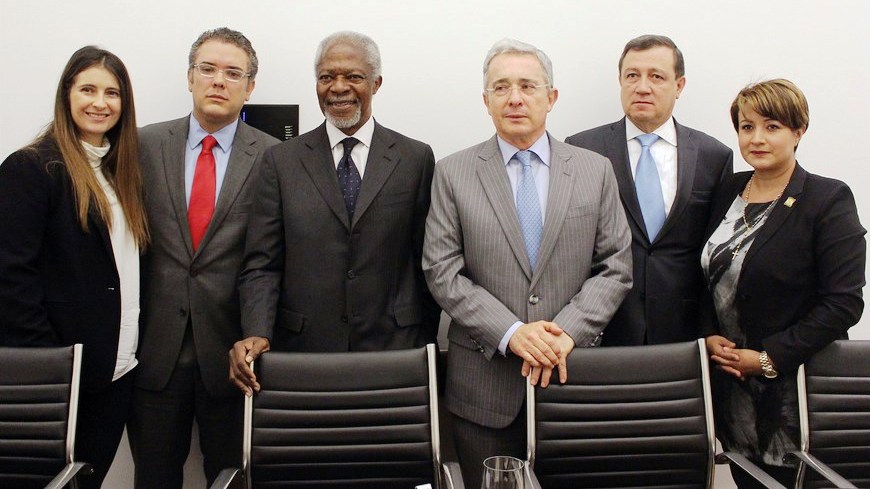 El ex secretario general de la ONU Kofi Annan (3i) el expresidente de Colombia Álvaro Uribe (3d), y otros parlamentarios. EFE