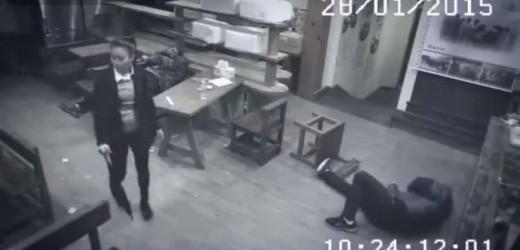 Video: la nueva ‘Gatúbela’ propina tremenda golpiza a tres sujetos en un restaurante