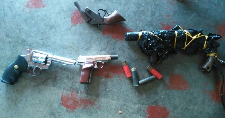 El autor de las quemas de buses en el Norte de Antioquia fue capturado en Toledo 3 Armas incautadas al 'Negro bocagrande'. Foto: Ejército