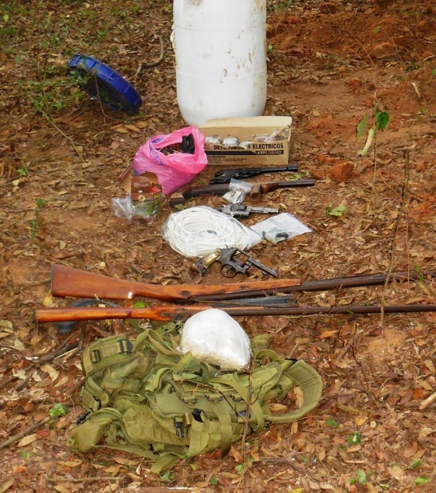 La Policía ubicó e incautó una caleta con armas del 'Clan Úsuga' en Sopetrán 4 Foto: Policía Antioquia