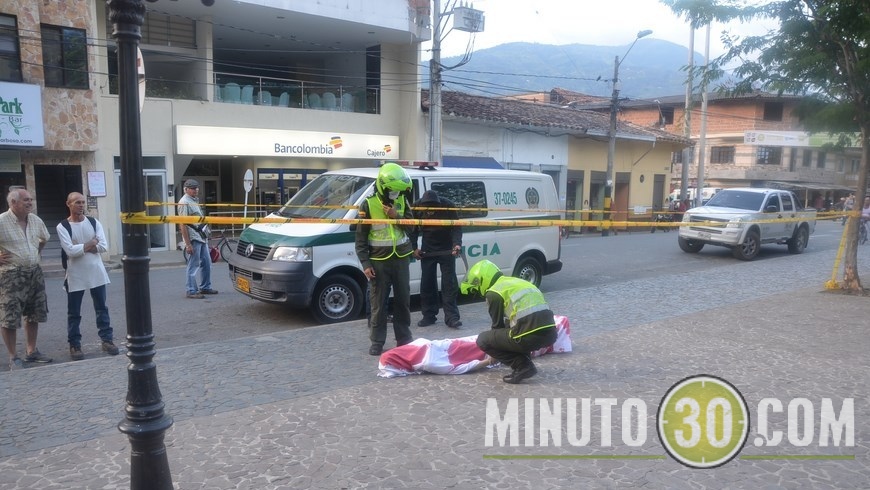 Simulacro de levantamiento. Campaña de la Policía. Foto: Guillermo Naranjo