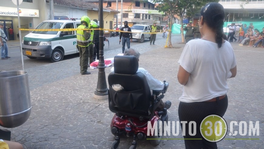 Simulacro de levantamiento. Campaña de la Policía. Foto: Guillermo Naranjo