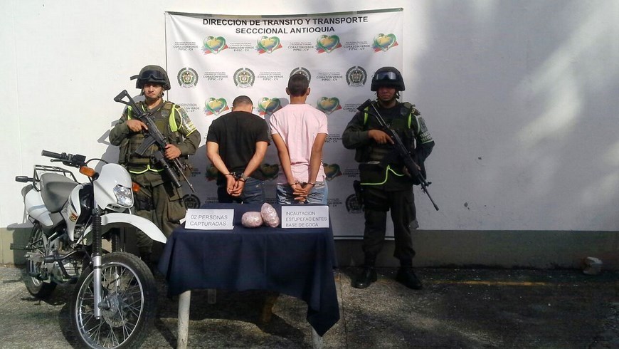 Dos hombres que llevaban base de coca en una moto fueron capturados en Cáceres 2 Foto: Policía Antioquia