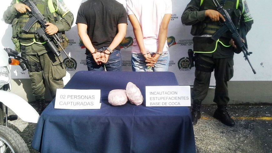 Dos hombres que llevaban base de coca en una moto fueron capturados en Cáceres 3 Foto: Policía Antioquia