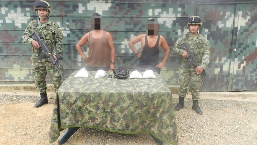 Capturados dos guerrilleros de las Farc que transportaban 'coca' en Tarazá 3 Foto: Ejército