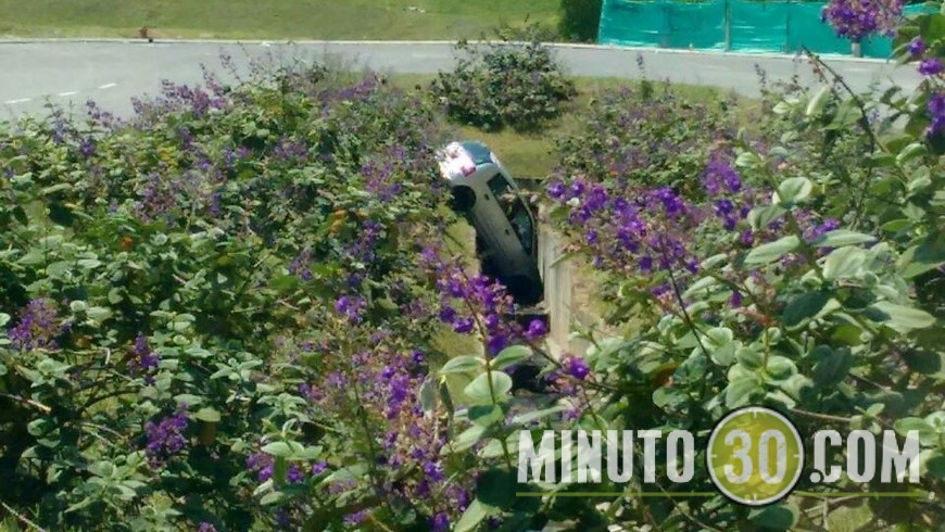 CARRO EN CAÑO DE ITAGÜÍ (1)