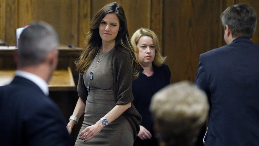 Tara Kyle (2-i), viuda de Chris Kyle, hace un gesto a Judy Littlefield (2-d), madre de Chad Littlefield, durante el juicio contra el exinfante de marina Eddie Routh.