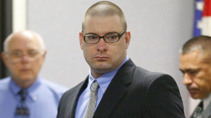 Fotografía de archivo del 11 de febrero en la que aparece Eddie Ray Routh (c), el supuesto asesino de Chris Kyle y Chad Littlefield, al inicio de su juicio en una corte de Stephenville Texas (EE.UU.).