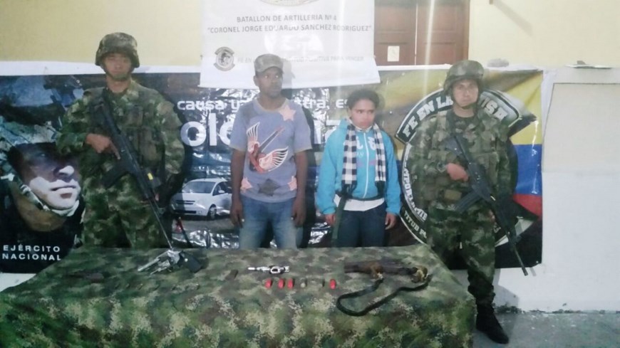 El autor de las quemas de buses en el Norte de Antioquia fue capturado en Toledo 2 Captura de alias 'Negro bocagrande' y su mujer. Foto: Ejército
