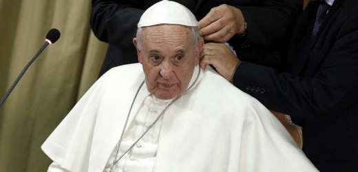 El papa bromea y da consejos a chicos discapacitados por videoconferencia