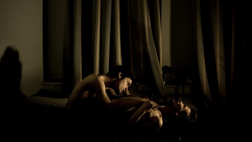 Imagen facilitada por World Press Photo hoy, que muestra la instantánea "Jon and Alex" con la que el danés Mads Nissen ha ganado la máxima distinción del fotoperiodismo mundial.