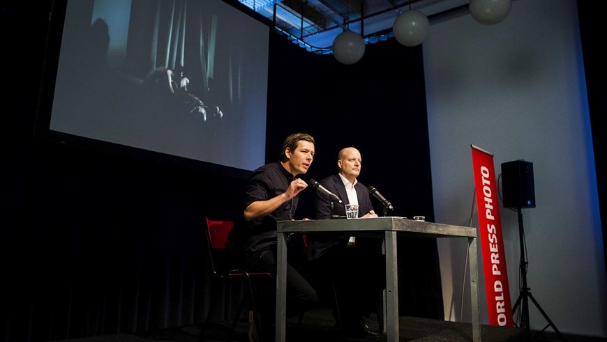 El fotógrafo danés Mads Nissen (izda) asiste a la rueda de prensa ofrecida por el director del World Press Photo, Lars Boering (dcha), en Amsterdam (Holanda). Nissen ganó hoy el World Press Photo, la máxima distinción del fotoperiodismo mundial, con una instantánea tomada en 2014 y titulada "Jon and Alex", en la que se capta de manera muy intima una pareja de homosexuales en San Petersburgo (Rusia).