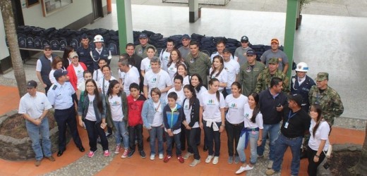 Niños y niñas de El Carmen de Viboral recibieron kits escolares