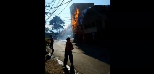 EN VIDEO: Enorme globo de mecha por poco causa una tragedia