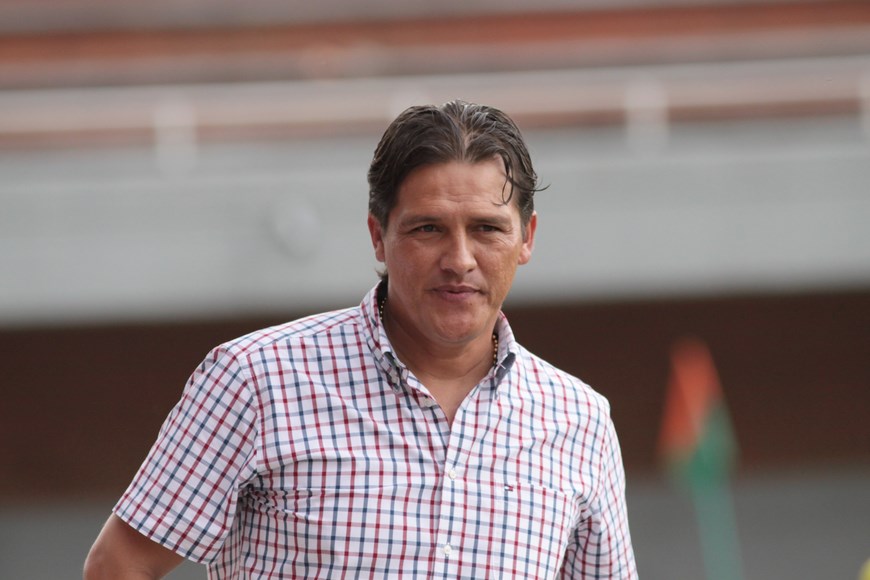 Los regalos que le hicieron dos jugadores del Once Caldas al DT 2 Flabio Torres. Foto tomada del portal loscampeones.com.co