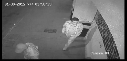 EN VIDEO: Delincuentes manipulan chapas para ingresar a un taller de motos