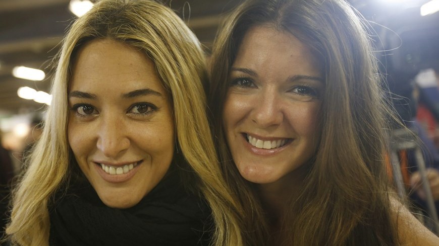 Las integrantes del dúo español Ella Baila Sola Maria Botia (i) y María del Mar García (d).