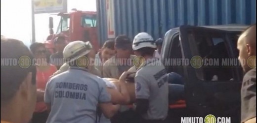EN VIDEO: Rescate de conductor atrapado en un vehículo tras aparatoso accidente