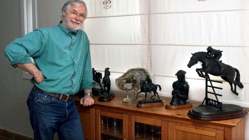 El cantante y escultor Sergio Blanco (Sergio y Estibaliz) posa, en una imagen de archivo, con una de sus obras. Efe/Archivo