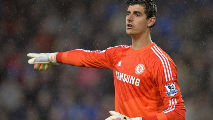 Foto: Hincha del West Ham se emocionó tanto por el empate que tiró su consolador al campo de juego 2 Thibaut Courtois