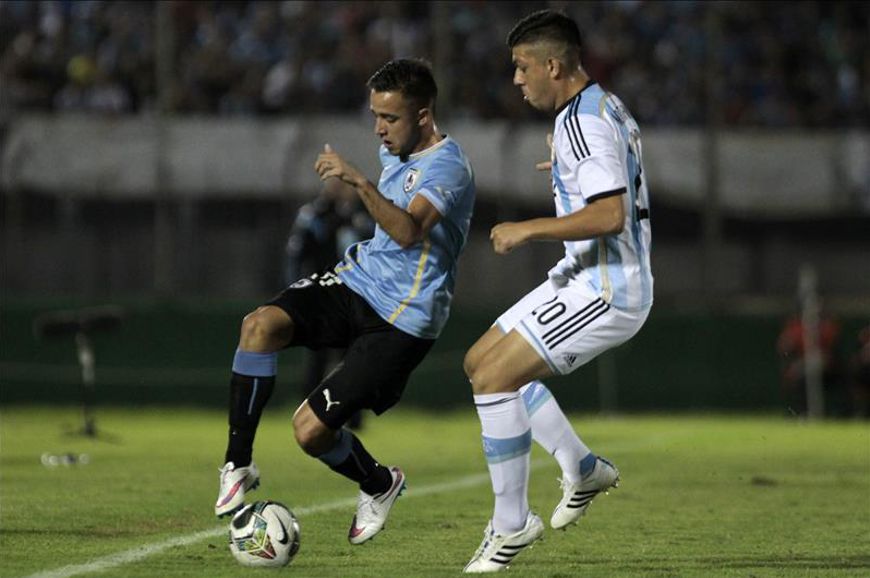 Argentina campeón Sudamericano Sub20 2015 2 Franco Acosta (i), de Uruguay, fue registrado al disputar un balón con Facundo Daniel Monteseirín (d), de Argentina, durante un partido del hexagonal final del Campeonato Sudamericano Sub'20 de fútbol. EFE