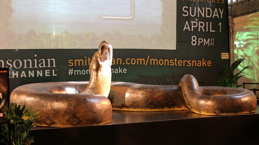 RÉPLICA EN TAMAÑO REAL DE SERPIENTE MÁS GRANDE DEL MUNDO INVADE GRAND CENTRAL