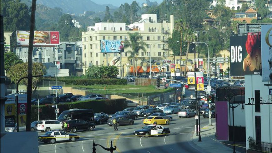 Policías de Los Ángeles cierran una calle mientras integrantes del escuadrón de bombas de la policía de Los Ángeles inspeccionan un vehículo después de una amenaza de bomba . EFE