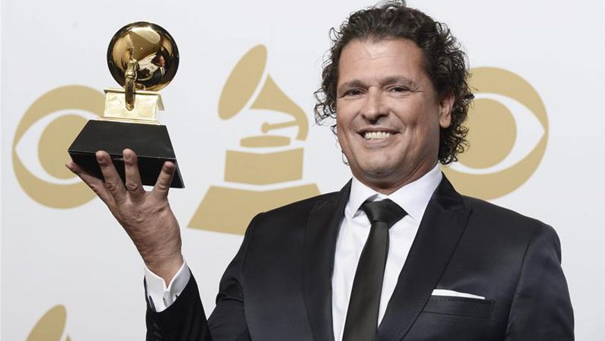 El cantante colombiano Carlos Vives fue registrado este domingo al exhibir el premio Grammy que le fue otorgado por el Mejor Álbum Tropical Latino, gracias a su producción 'Mas Corazon Profundo'. EFE