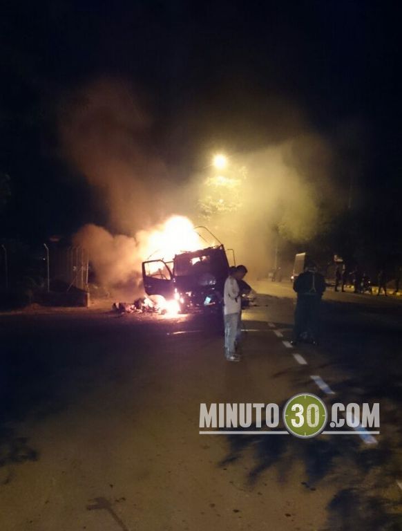 FOTOS: Supuestos integrantes del Paro Minero quemaron camión en la entrada de Caucasia 22 caucasia1