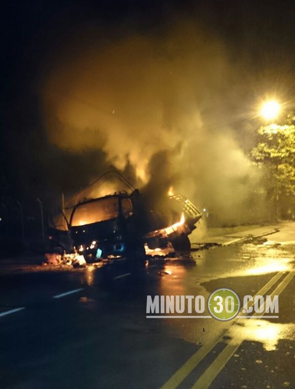 FOTOS: Supuestos integrantes del Paro Minero quemaron camión en la entrada de Caucasia 21 caucasia2