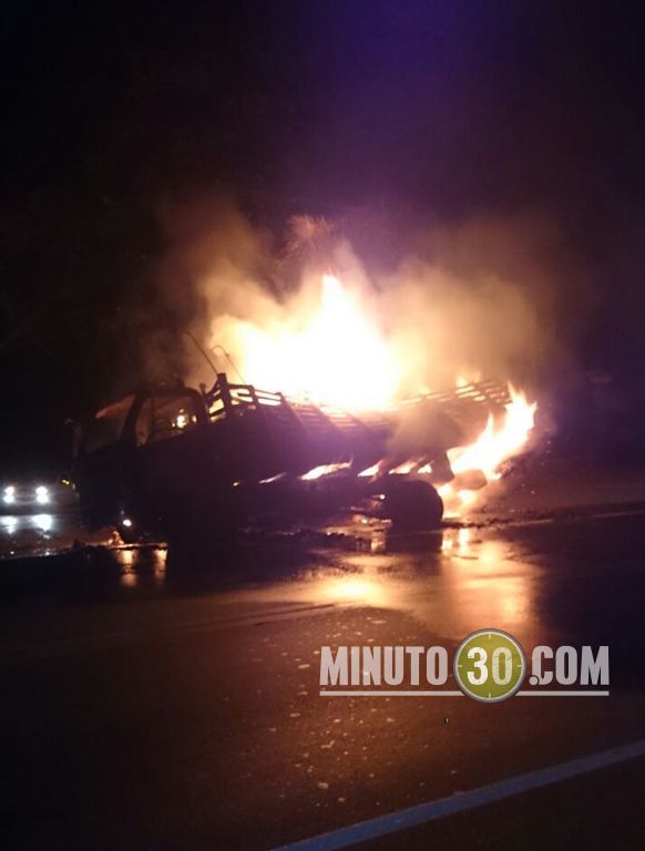 FOTOS: Supuestos integrantes del Paro Minero quemaron camión en la entrada de Caucasia 19 caucasia4