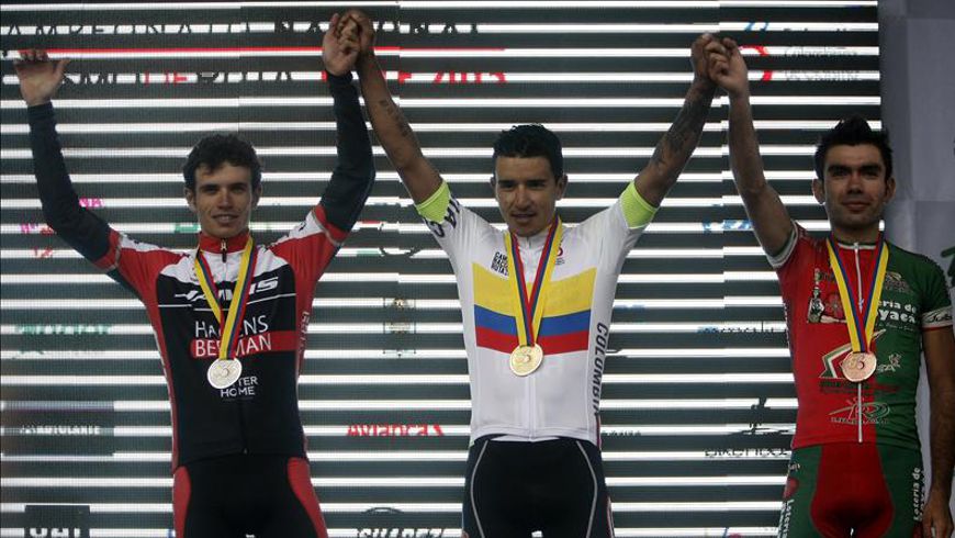 Los ciclistas colombianos Robinson Chalapud (c-oro), Daniel Jaramillo (i-plata) y Jeffrey Romero (d-bronce), celebran en el podio del Campeonato Nacional de Ruta Elite 2015 en el municipio de Rionegro, en el departamento de Antioquia (Colombia). EFE