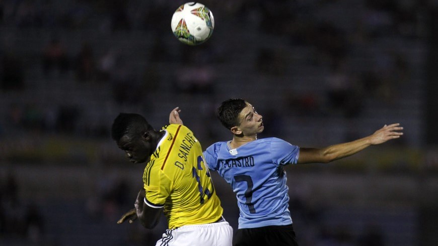 Sudamericano Sub'20: Uruguay jugará por título con Argentina y Colombia se aleja de Olímpicos 2 El jugador de Colombia Davison Sánchez (i) disputa el balón con Facundo Castro (d) de Uruguay, durante un partido del hexagonal final del Campeonato Sudamericano Sub'20 de fútbol en el estadio Centenario de Montevideo (Uruguay). EFE