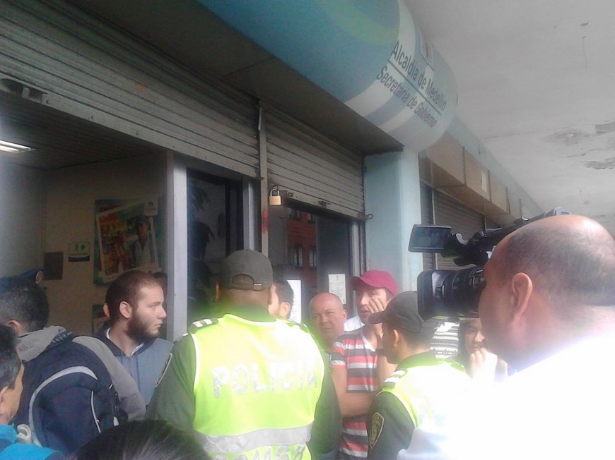 Espacio Público, Mauricio Alzate, derechos humanos, Lgbti, Mauricio Alzate, fracturas, video, carretillero, centro, Medellín, fracturas, protesta, oficinas, Espacio Público, Alcaldía, comunidad, Clínica León XIII