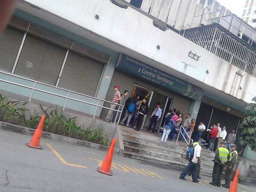 Espacio Público, Mauricio Alzate, derechos humanos, Lgbti, Mauricio Alzate, fracturas, video, carretillero, centro, Medellín, fracturas, protesta, oficinas, Espacio Público, Alcaldía, comunidad, Clínica León XIII