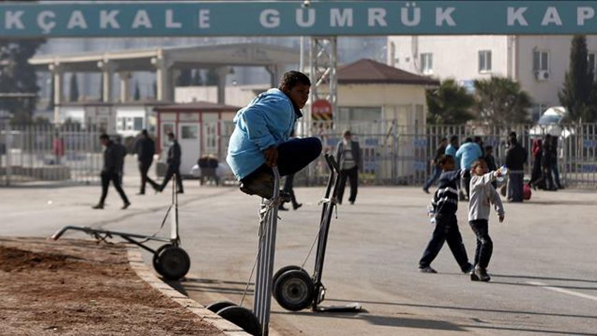Niños sirios permanecen en la frontera turco-siria de Alkalake, en Turquía. EFE