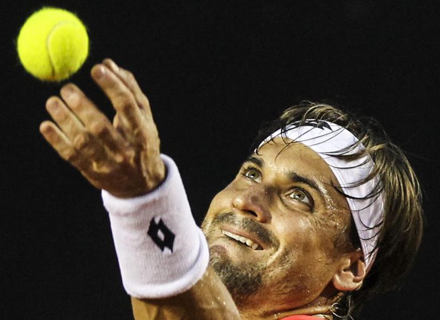 El tenista español David Ferrer fue registrado al servir una bola al italiano Fabio Fognini, durante la final masculina del Torneo Abierto de Río de Janeiro. EFE