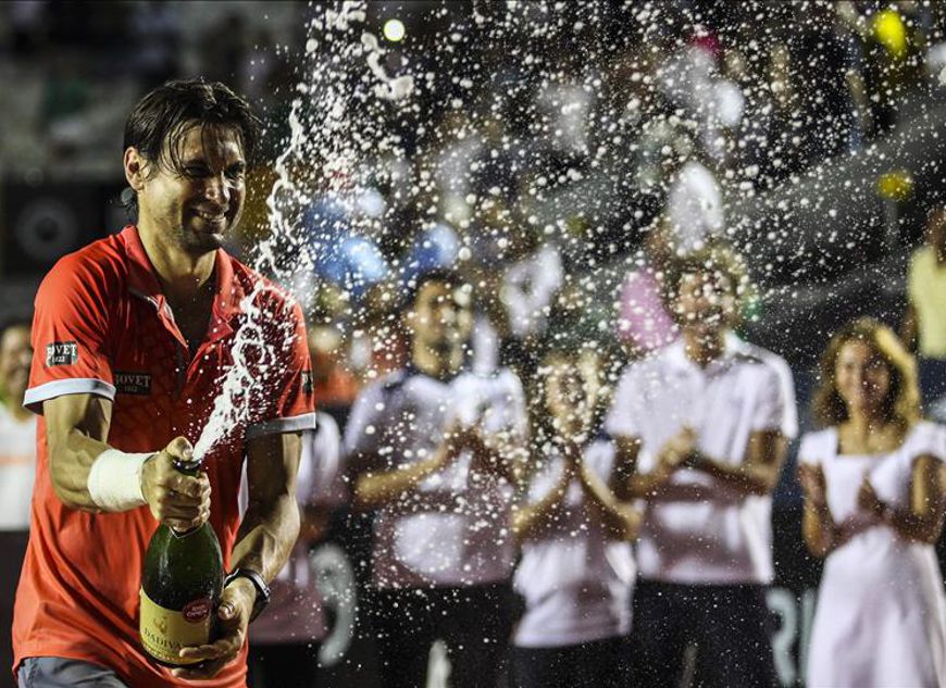 El tenista español David Ferrer fue registrado al celebrar su victoria sobre el italiano Fabio Fognini en la final masculina del Torneo Abierto de Río de Janeiro. EFE